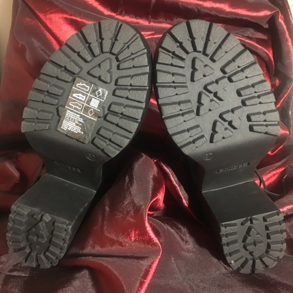 Black boots - Picture 4 of 4